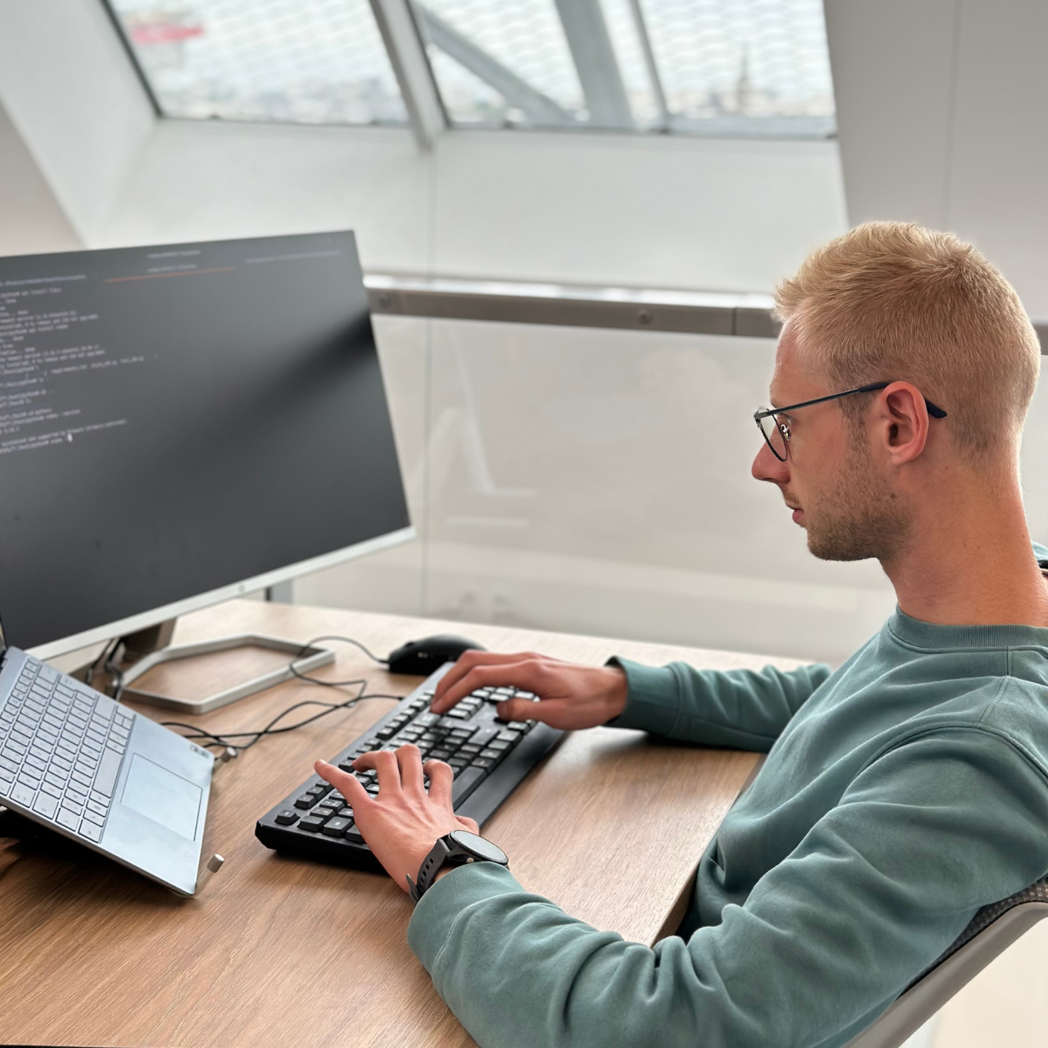 Clickable image (photography of Skyld's cybersecurity expert Mathis Mauvisseau) that link to a youtube video