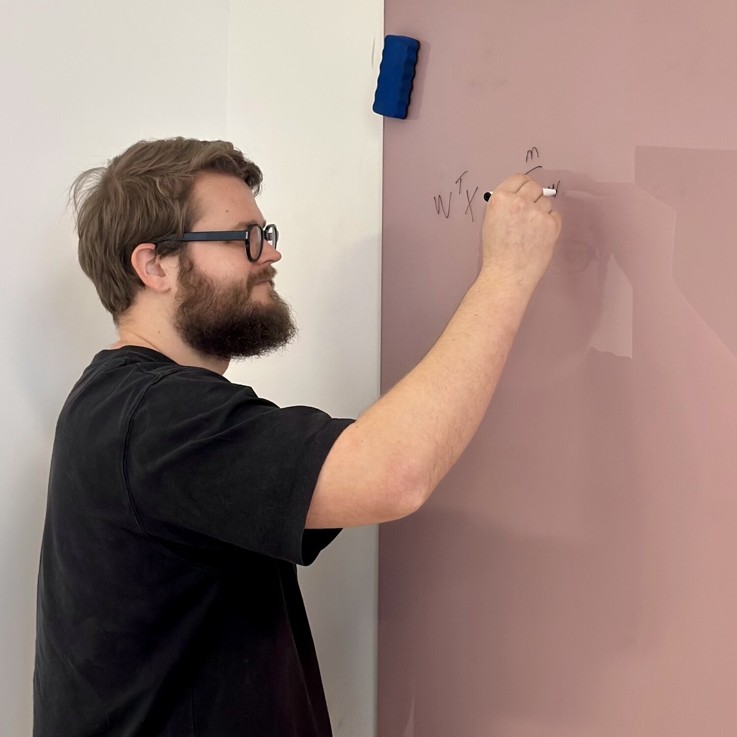 Clickable image (photography of Skyld's AI expert Victor Guyomard) that link to a youtube video