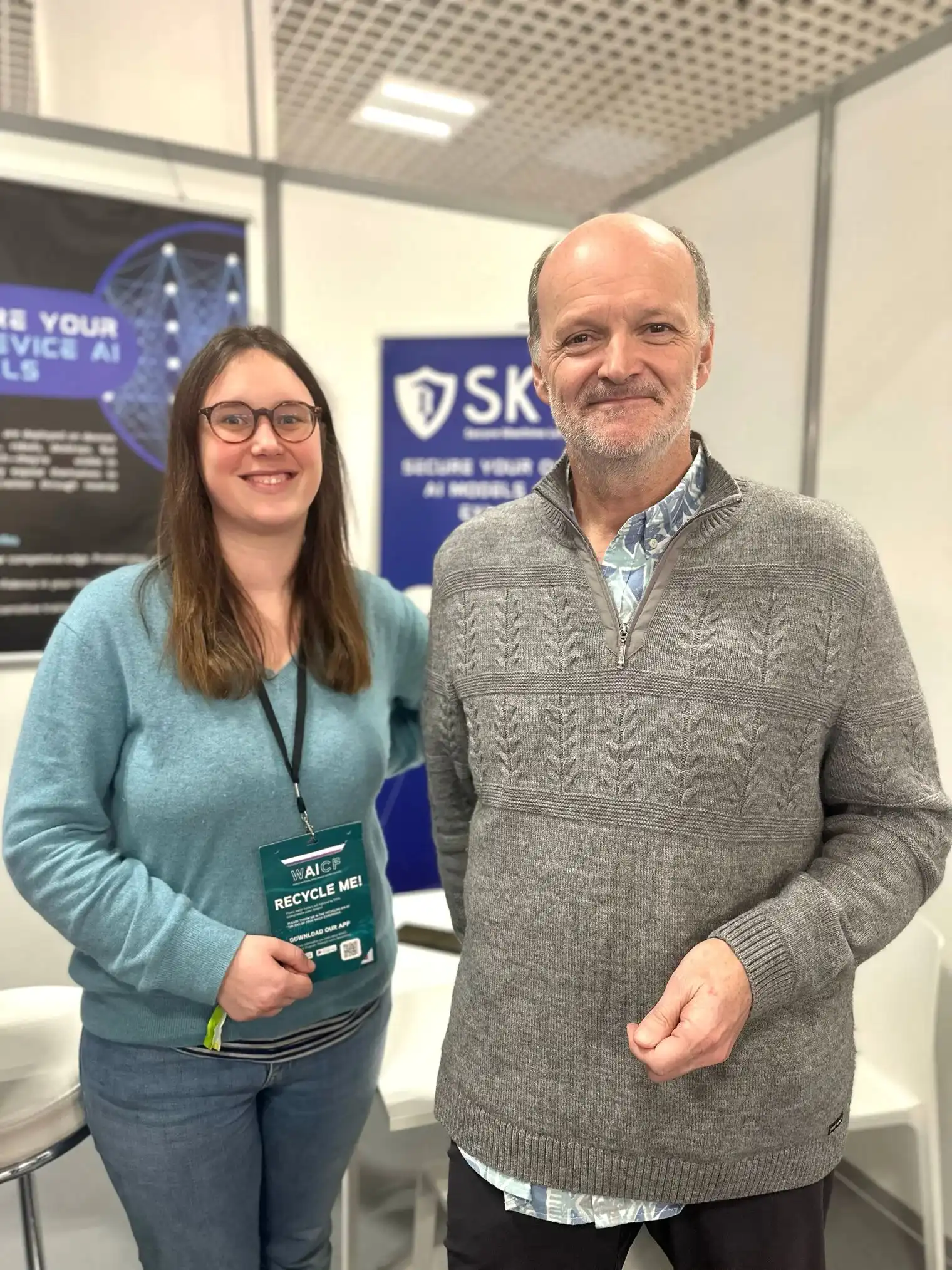 Photography of Skyld's CEO Marie Paindavoine standing besides Luc Julia.